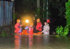 Polisi dan Tim Gabungan Evakuasi Puluhan Warga Terkepung Banjir di Tanah Datar